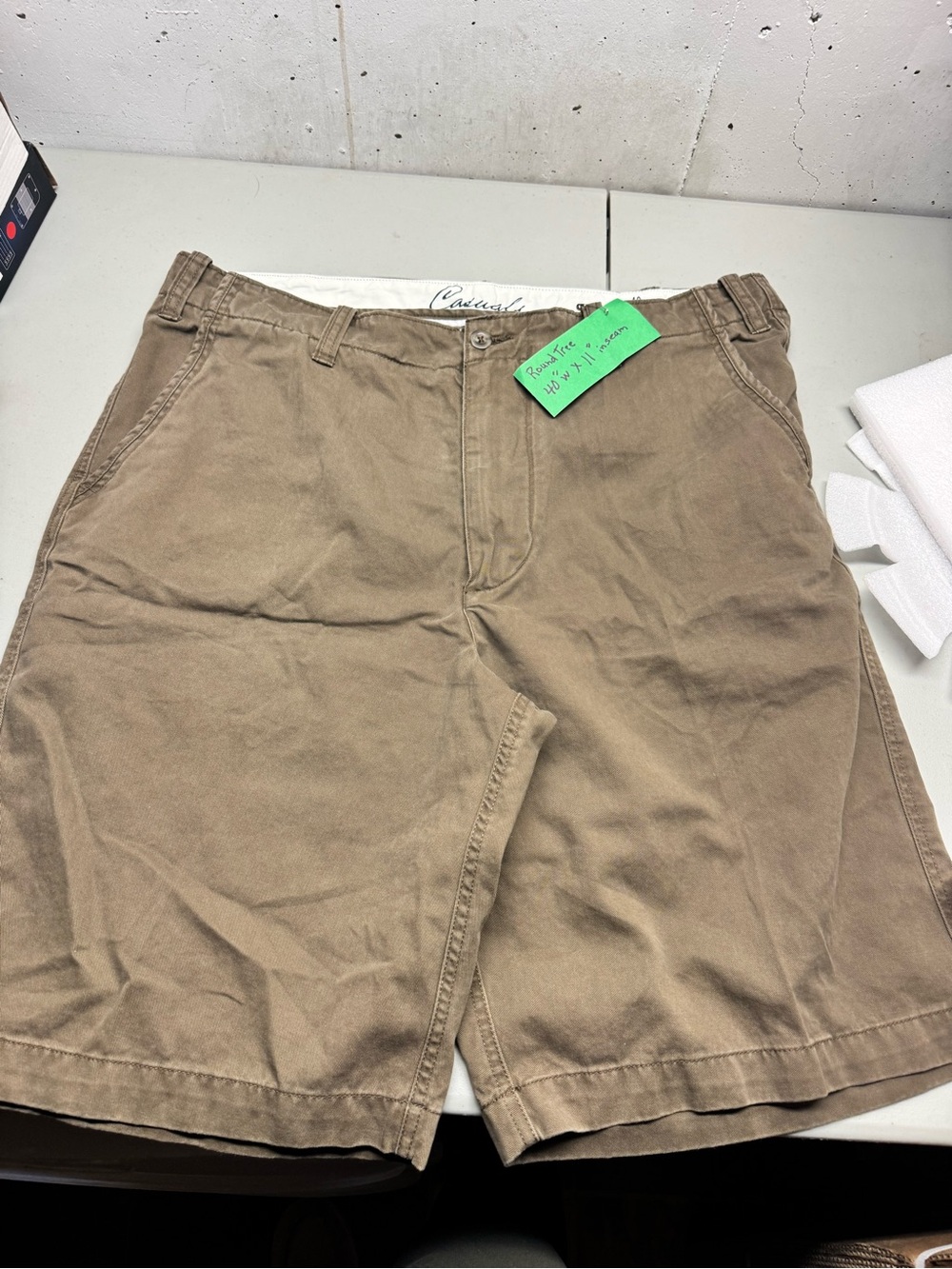 Roundtree & Yorke Men's Tan Cargo Shorts